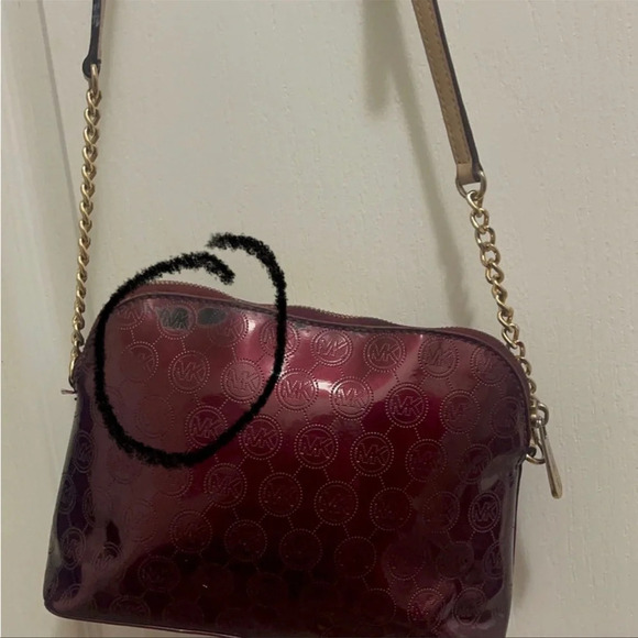 Michael Kors beautiful burgundy, colored Crossbody bag patent with half chain. - Picture 15 of 15